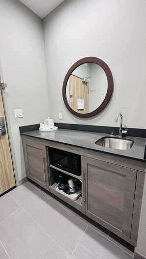 Studio, 1 très grand lit, réfrigérateur et four à micro-ondes (Wet bar)