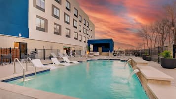 حمّام سباحة خارجي، مظلات على حمّام السباحة، مقاعد للتشمس