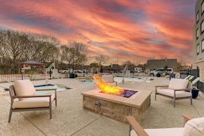 Outdoor pool, open 8:00 AM to 10:00 PM, pool umbrellas, pool loungers - Hampton Inn & Suites Weatherford (Weatherford)