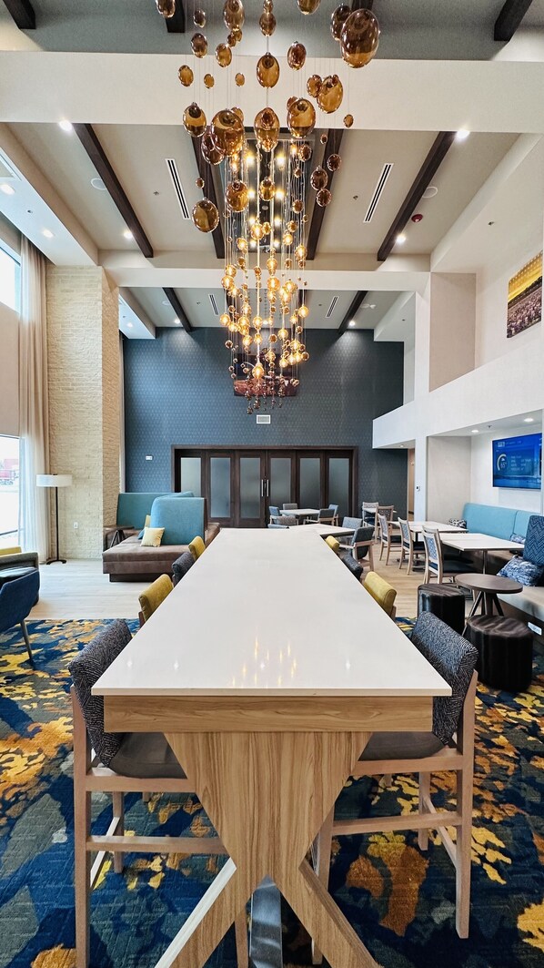 Lobby sitting area - Hampton Inn & Suites Weatherford (Weatherford)