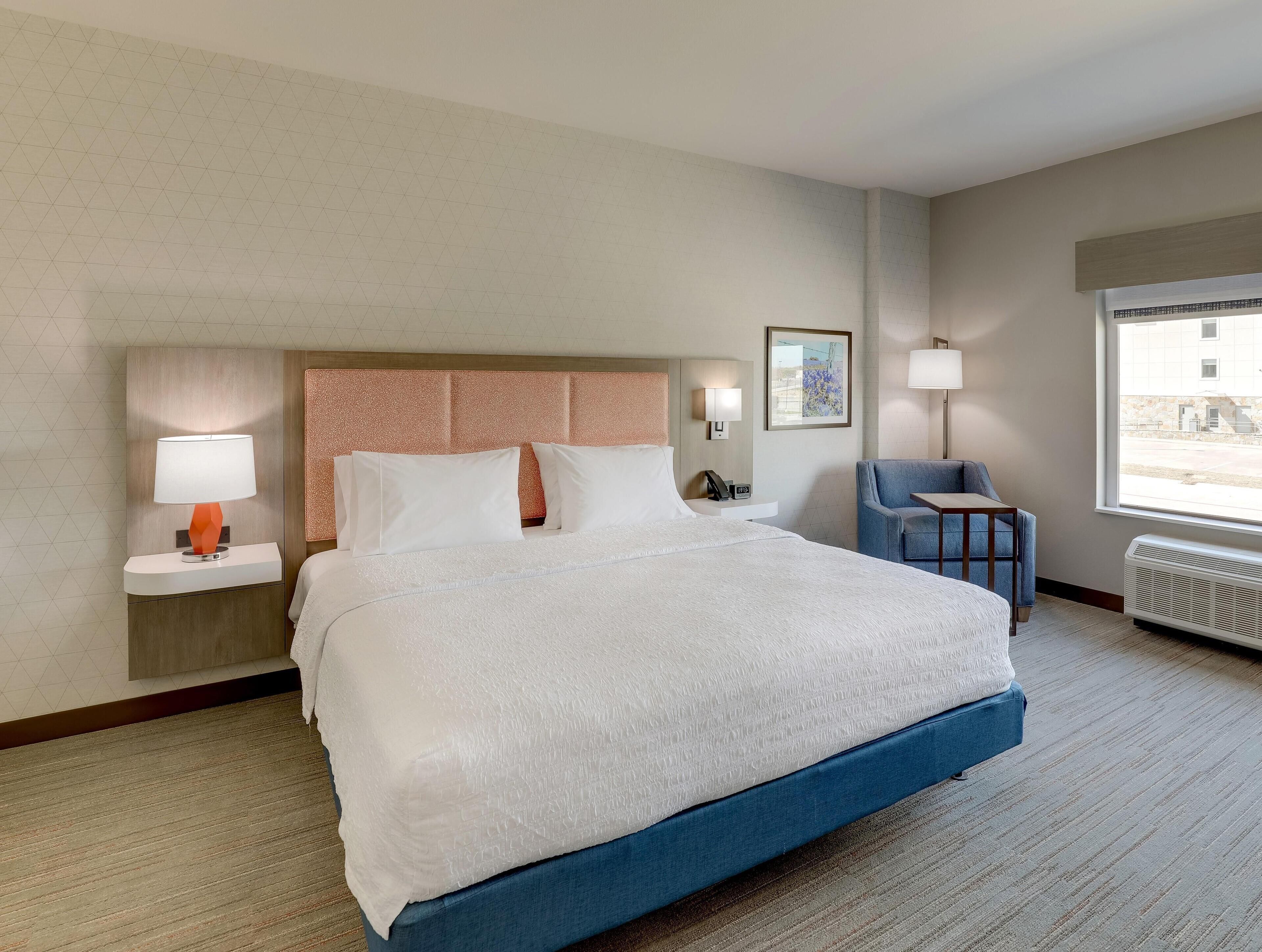 Chambre, 1 très grand lit, accessible aux personnes à mobilité réduite, baignoire