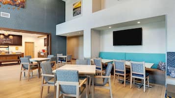 Buffet déjeuner gratuit tous les jours