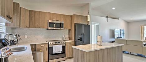 Fridge, microwave, stovetop, dishwasher