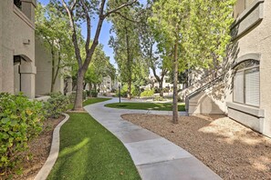 Property grounds - Steps to Pool! Family-Friendly Scottsdale Retreat (Scottsdale)