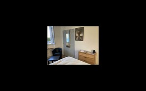 1 bedroom, free WiFi, bed sheets - Room in house drome + viarhona + freeway + jacuzzi (extra charge) (Châteauneuf-du-Rhône)