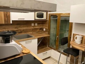 Kühlschrank, Mikrowelle, Ofen, Herdplatte