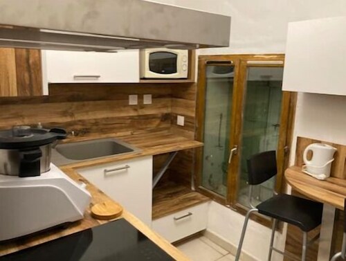 Room in house drome + viarhona + freeway + jacuzzi (extra charge)