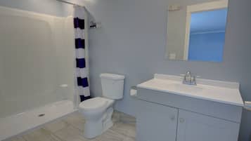 Deluxe Double Room | Bathroom | Rainfall showerhead, hair dryer, towels, soap