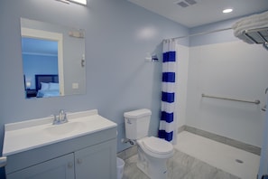 华丽双人房 | 浴室 | 大花洒淋浴喷头、吹风机、毛巾、肥皂