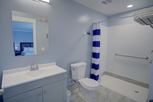 Deluxe Double Room | Bathroom | Rainfall showerhead, hair dryer, towels, soap
