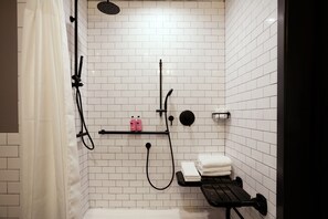 Douche, articles de toilette gratuits, sĂšche-cheveux