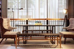 Lobby lounge