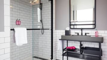 Ducha, artículos de tocador gratuitos, secador de pelo, toallas