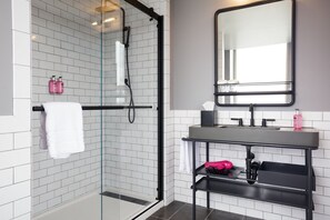 Dusche, kostenlose Toilettenartikel, Haartrockner, Handtücher