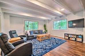 TV - Private Hot Tub & Fire Pit: Family Broadway Cabin (Broadway)