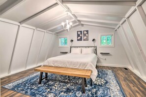 2 bedrooms, desk, iron/ironing board, Internet - Private Hot Tub & Fire Pit: Family Broadway Cabin (Broadway)
