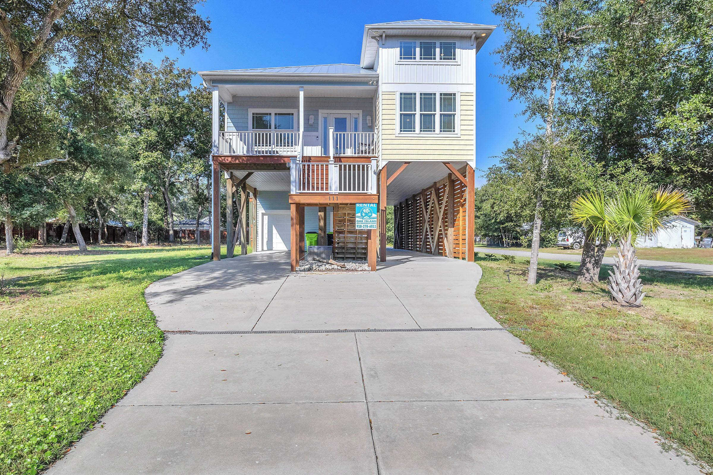 Een gebouw met twee verdiepingen, een balkon en een bord dat aangeeft dat het een huurwoning is.