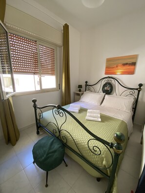 4 habitaciones, tabla de planchar con plancha y cuna de viaje 