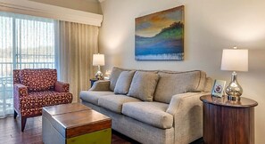 Una televisión, una chimenea, un reproductor de DVD