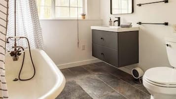 Combined shower/tub, hair dryer, towels