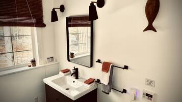 Combined shower/tub, hair dryer, towels