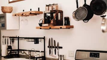 Coffee/tea maker, fridge, microwave, oven