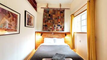 1 habitación, tabla de planchar con plancha, wifi gratis y ropa de cama