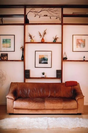Fireplace, books - Art Studio Retreat with Sauna Fireplace Forest Views | Dream House in the Gunks (Kerhonkson)