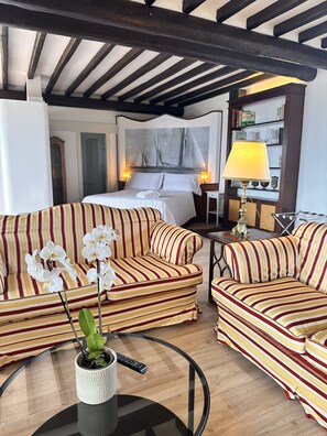 2 bedrooms, in-room safe, iron/ironing board, free WiFi - Penthouse Piccadilly with Jacuzzi (Lido di Camaiore)