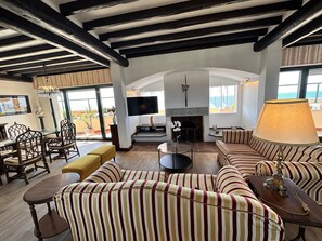 Smart TV, fireplace