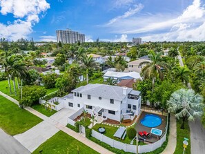 Exterior - Huge 8 BR Heated Pool HotTub Tropical Oasis Villa (Miami Shores)