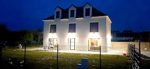 A two-story house with a fenced yard, a visible door, and windows. - TY BRAZ – Very large house, a 3-minute walk from the beach (on the Baie de Quiberon side) (Saint-Pierre-Quiberon)
