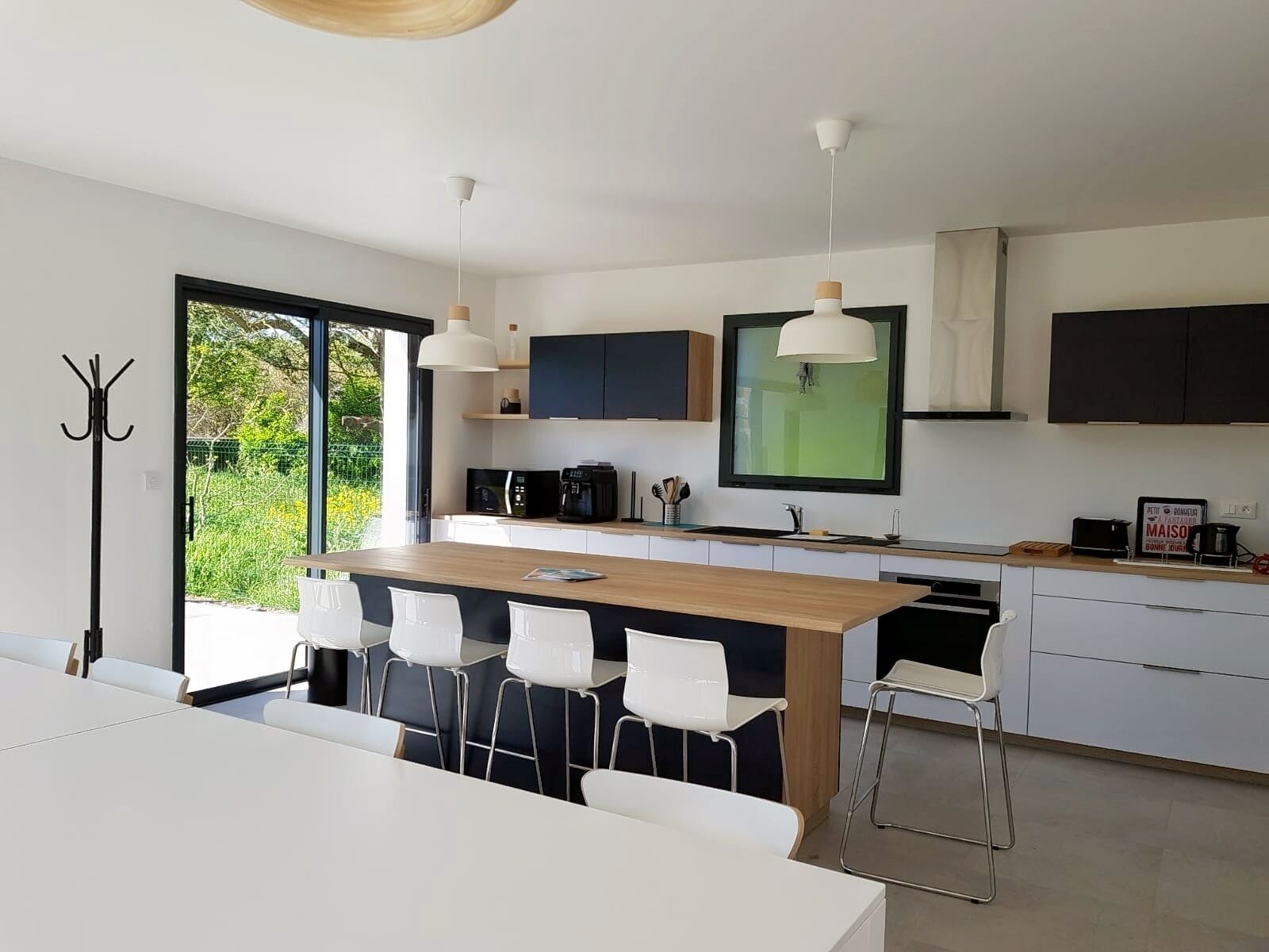 冷蔵庫、電子レンジ、オーブン、コンロ