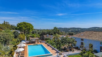 Alberca al aire libre y alberca climatizada