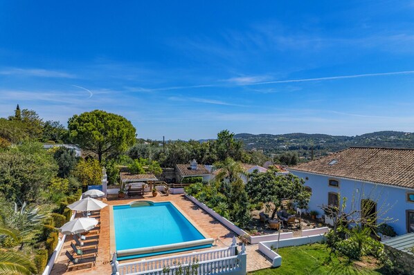 Alberca al aire libre y alberca climatizada