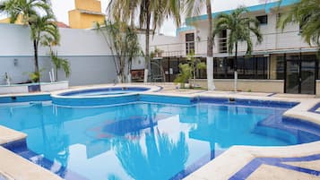 Kolam renang outdoor