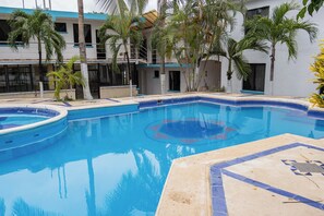 Una piscina al aire libre