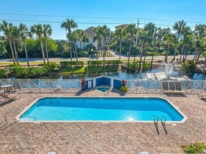 Una piscina al aire libre, una piscina climatizada