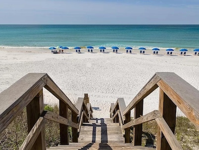 96 Steps to Beach,  Beautiful Condo, Balcony Sleeps 5