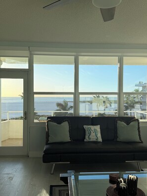 TV connectée, livres, chaîne hi-fi