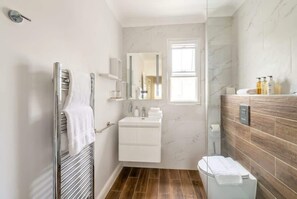 Douche, sèche-cheveux, serviettes fournies, shampoing