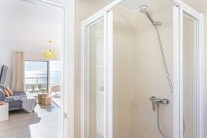 Dusche, Haartrockner, Handtücher