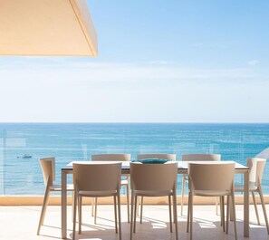 Outdoor dining - Higuerón Beach Club Suite B with Solarium (Benalmadena)