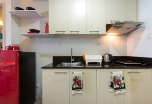 Private kitchen - Stylish, smart and spacious condominium (Quezon City)