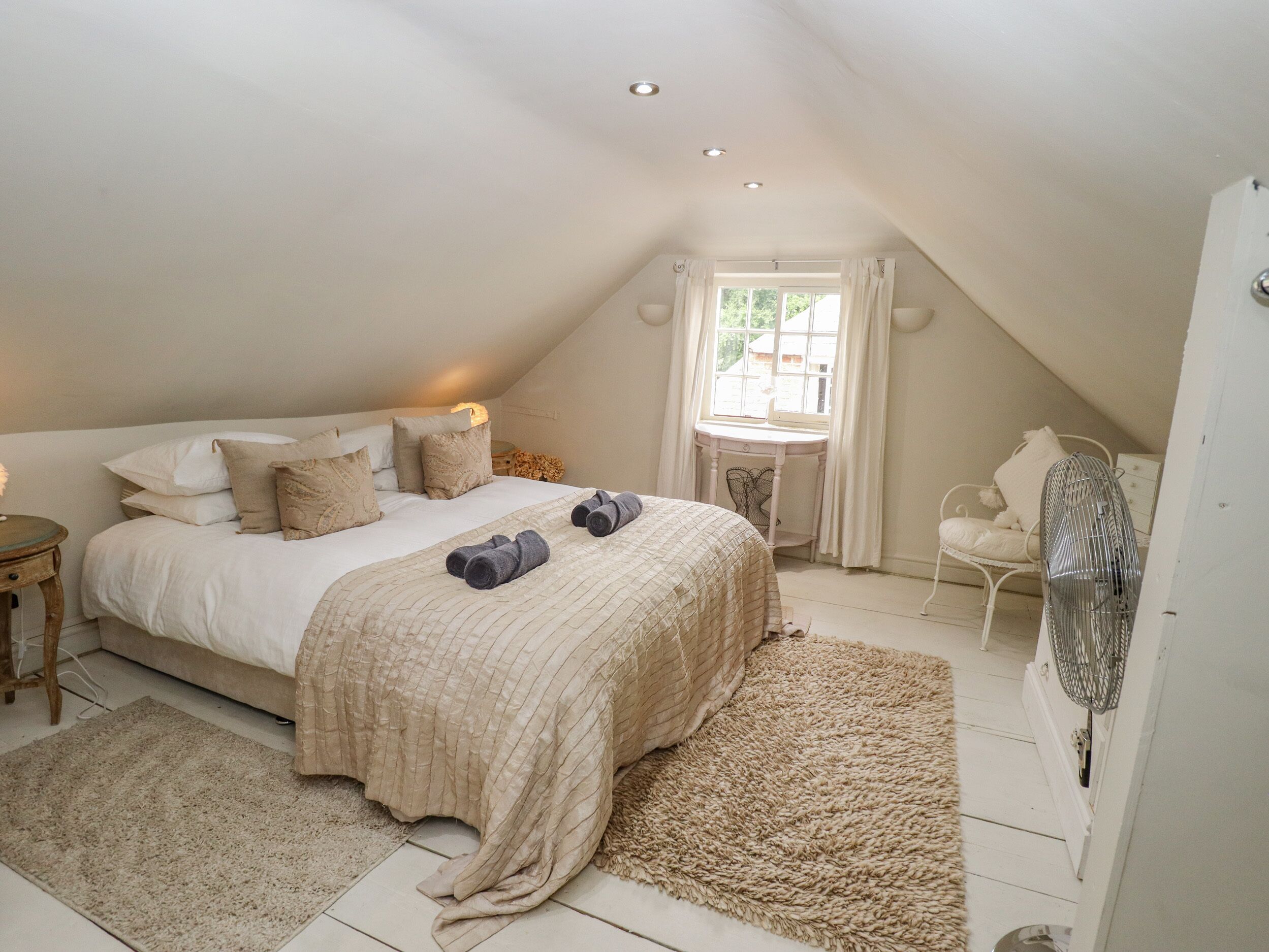 3 bedrooms, individually decorated, individually furnished, free WiFi