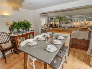 Fridge, dishwasher, electric kettle, toaster - Jolls Cottage (Horncastle)