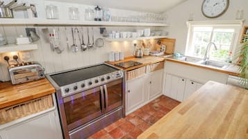 Kühlschrank, Geschirrspüler, Wasserkocher, Toaster