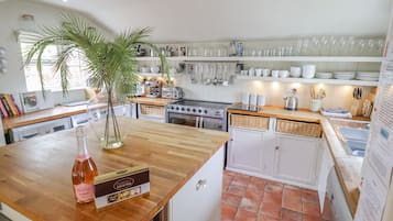 Refrigerador, lavavajillas, tetera eléctrica y tostadora