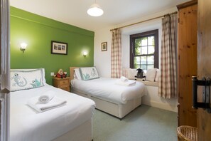 3 bedrooms, iron/ironing board, internet, bed sheets