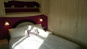 2 bedrooms, iron/ironing board, bed sheets